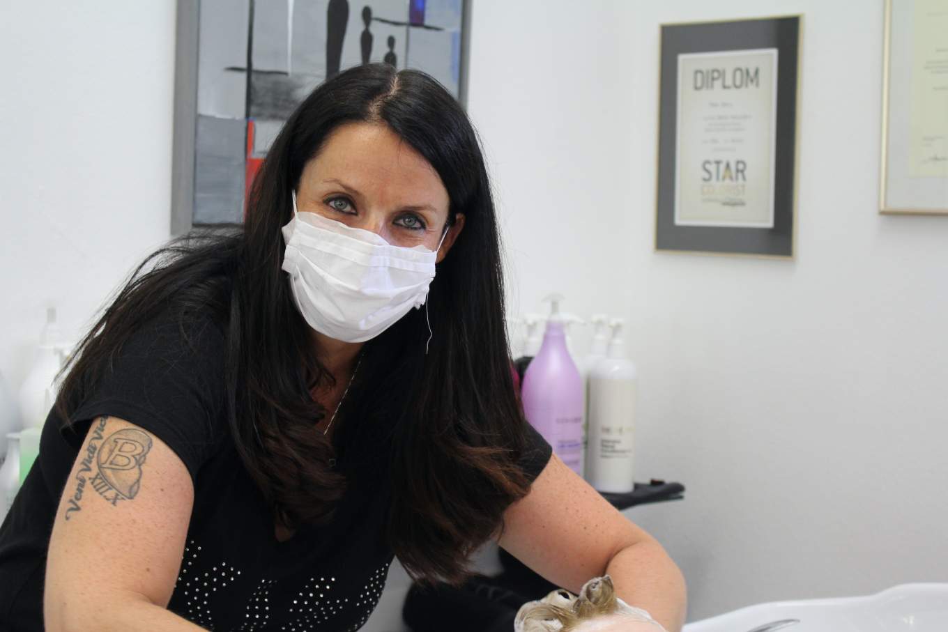 Oberengstringer Coiffeuse schiebt 15h-Schichten